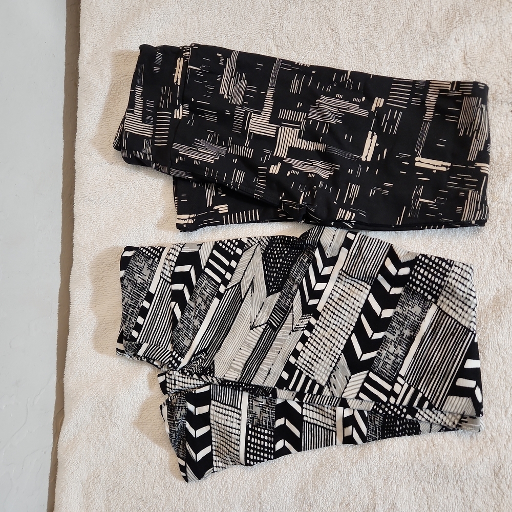LULAROE 2 pr.  S/M Black Patterned Leggings